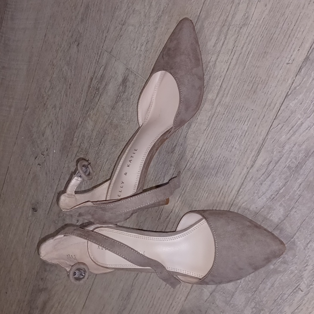 Kelly & Katie Riani nude pointed toe ankle strap faux-suede heels sz8